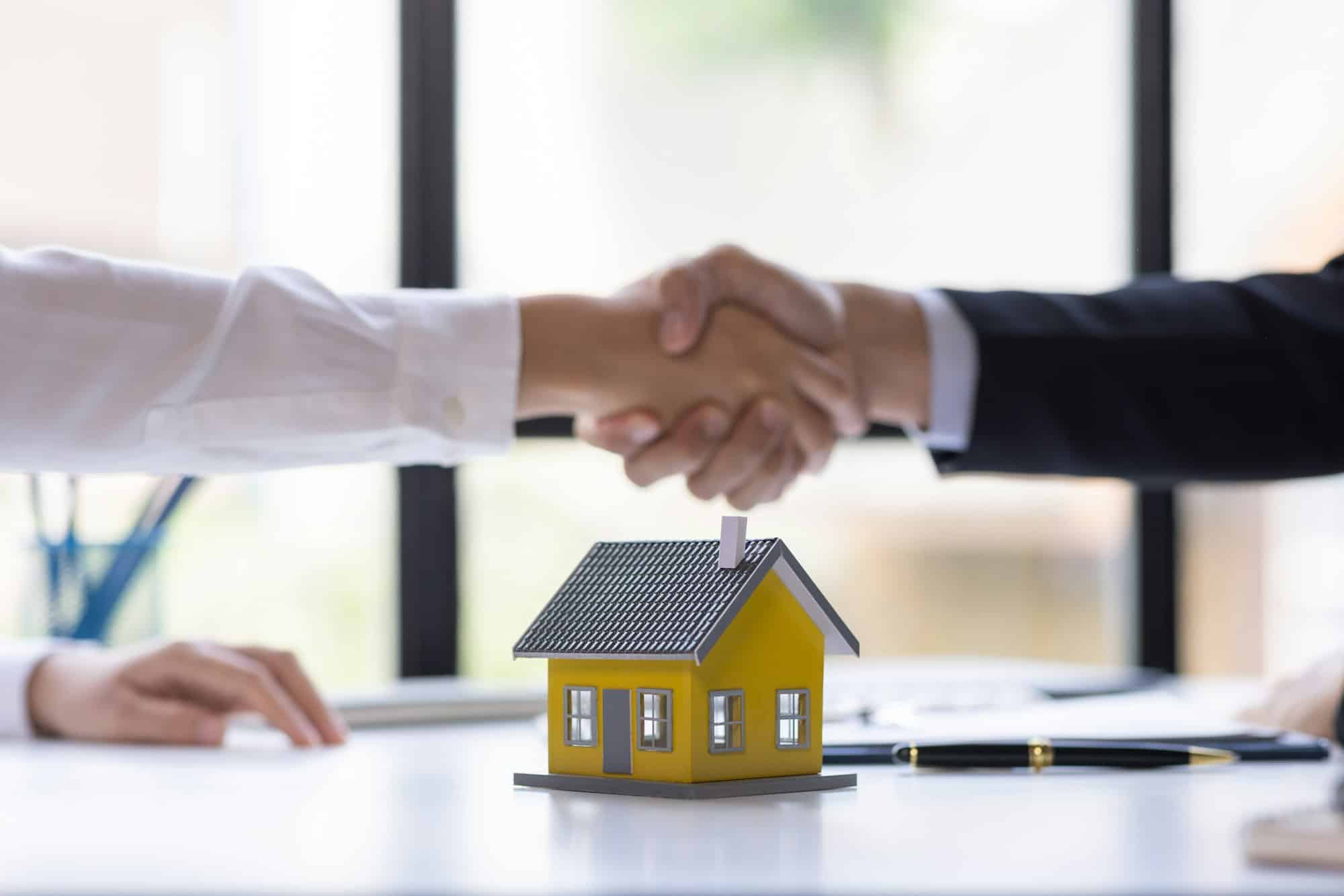 Handshake Real estate brokerage agent Deliver a sample of a model house to the customer, mortgage lo